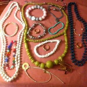 J235 Jewelry Lot Necklaces/Bracelets/Rings